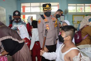 Kapolresta Samarinda Kombes Pol Ary meninjau vaksinasi anak.