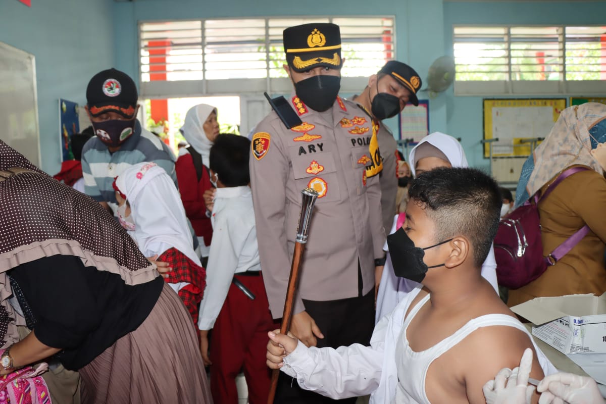 Kapolresta Samarinda Kombes Pol Ary meninjau vaksinasi anak.