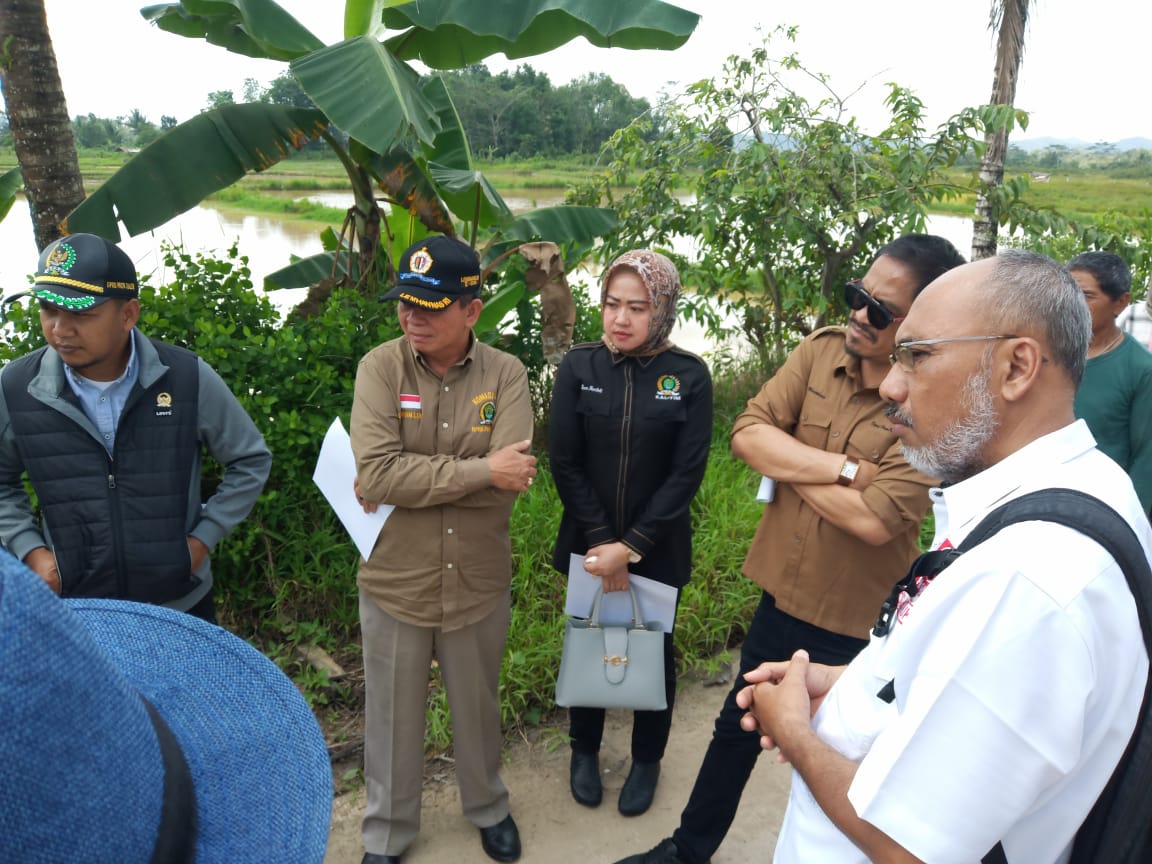 Anggota Komisi I DPRD Kaltim, Marthinus saat meninjau lapangan di Dusun Batu Hitam, Loa Duri Ulu.