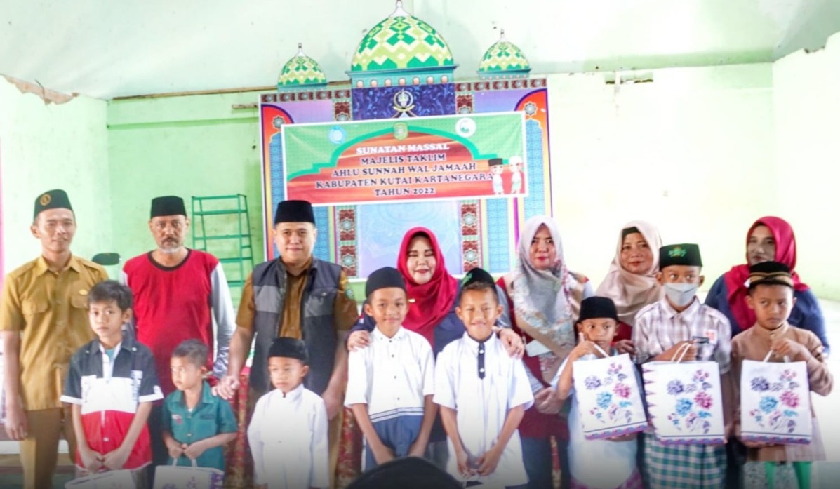 Sunatan massal di Loa Kulu