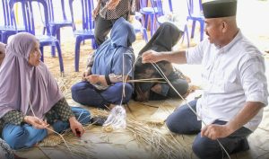 Pelatihan anyaman purun digelar di Serapo Belian Desa Sabintulung, Minggu, 16 Oktober 2022.