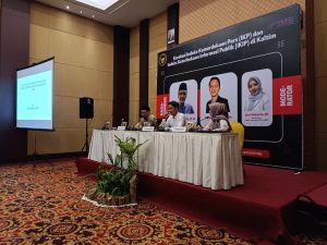 Dari kiri-kanan: Komisioner KI Kaltim Indra Zakaria, Ketua SMSI Kaltim Abdurrahman Amin; dan Erni Wahyuni.