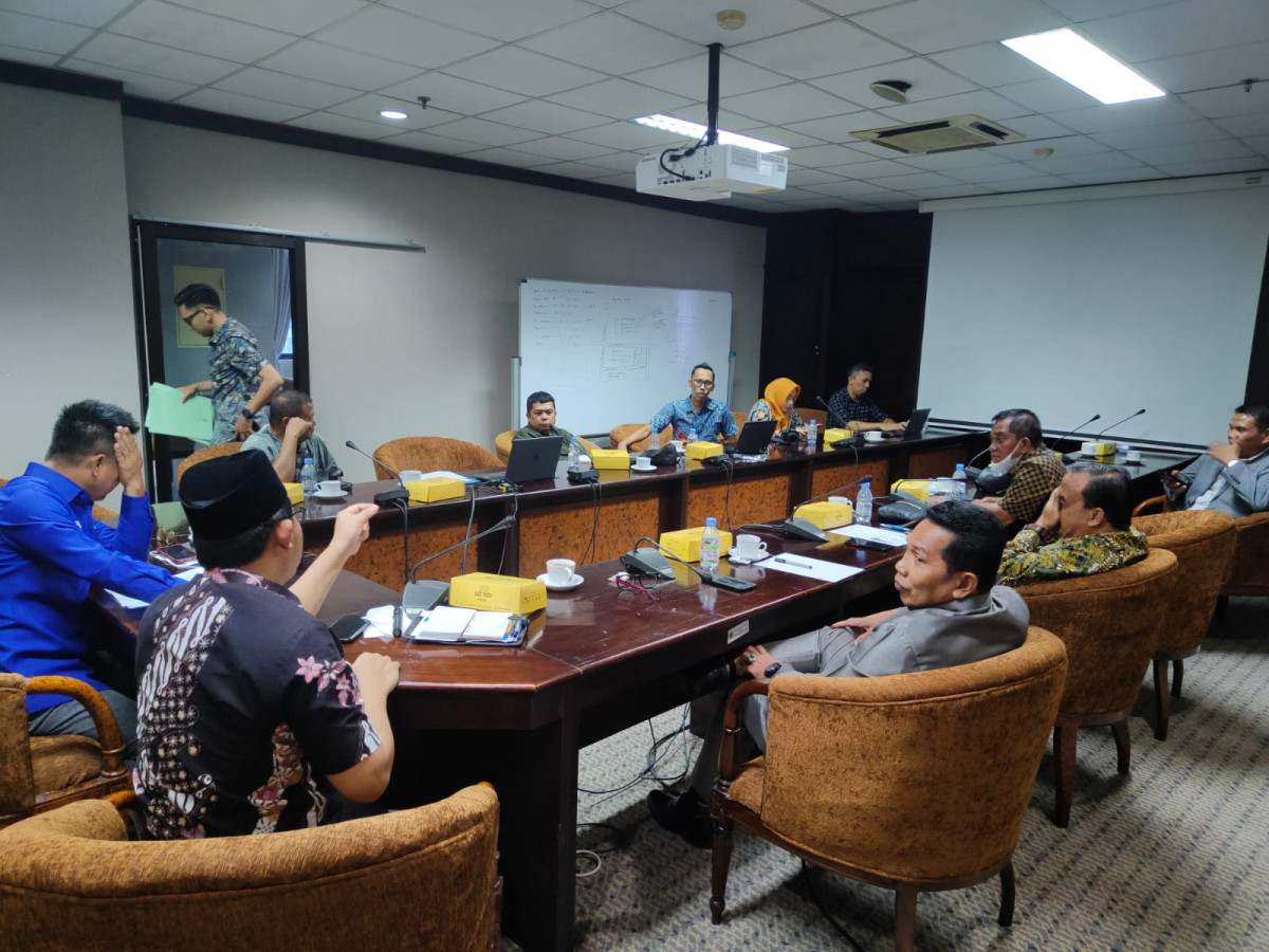 Tim Pansus Raperda RTRW Kaltim saat melaksanakan pertemuan (Foto: Ist)