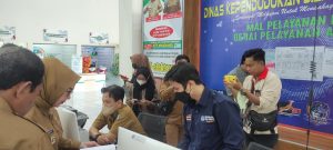 Wawali saat mendatangi Gerai Disdukcapil Bontang di MPP. [Ist]