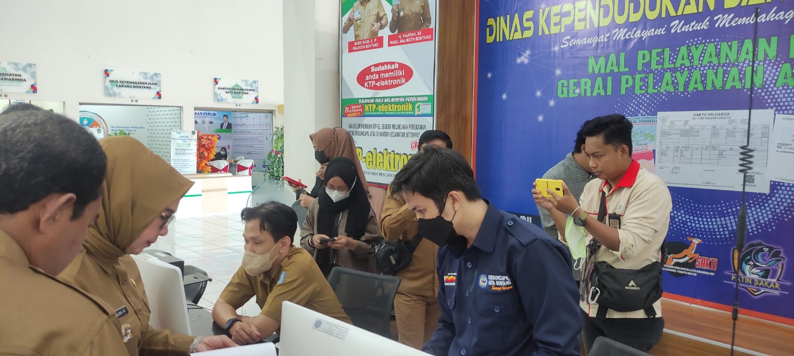 Wawali saat mendatangi Gerai Disdukcapil Bontang di MPP. [Ist]