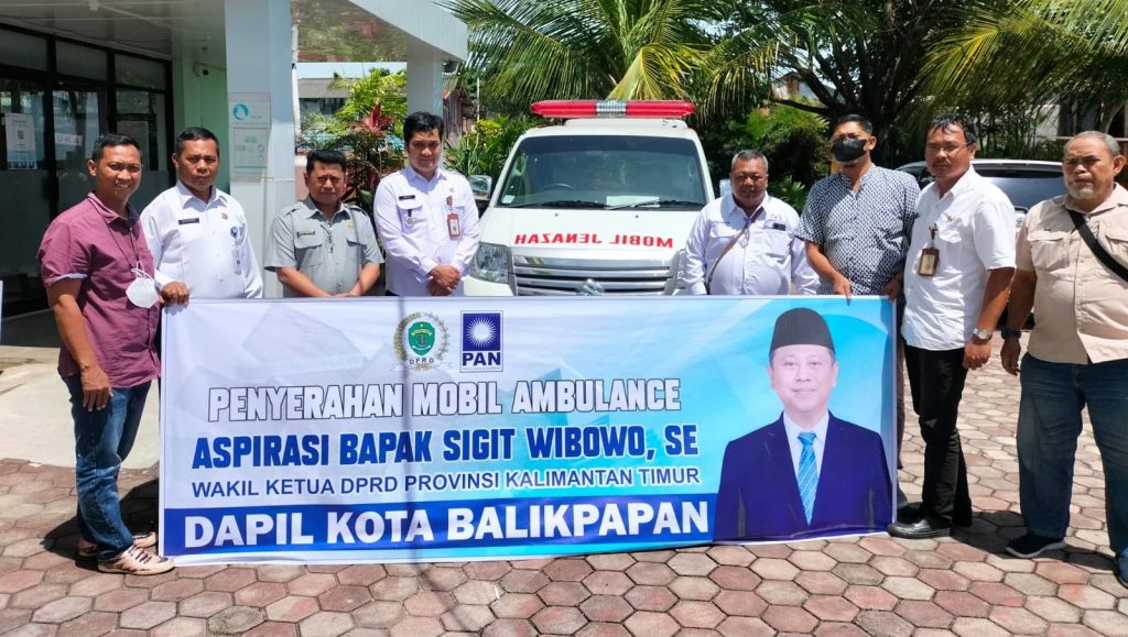 Wakil Ketua DPRD Kaltim Sigit Wibowo serahkan dua unit ambulans. [Ist]