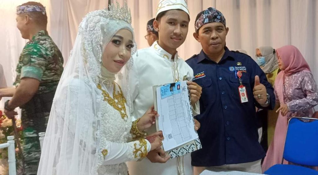 Kadisdukcapil Bontang saat memberikan data baru bagi orang yang telah menikah. [ist]