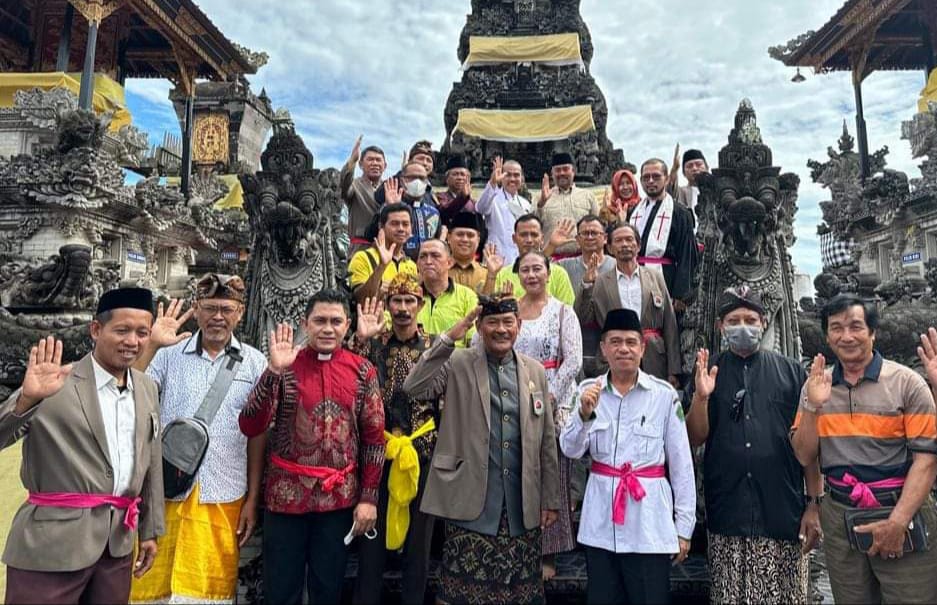 Bupati Kukar Edi Damansyah bersama Kesbangpol se Kaltim dan pengurus PHDI se Kukar