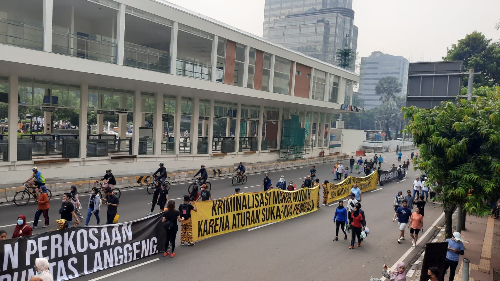 Aksi Bentang Spanduk saat Car Free Day di Bundaran HI, Jakarta Pusat.