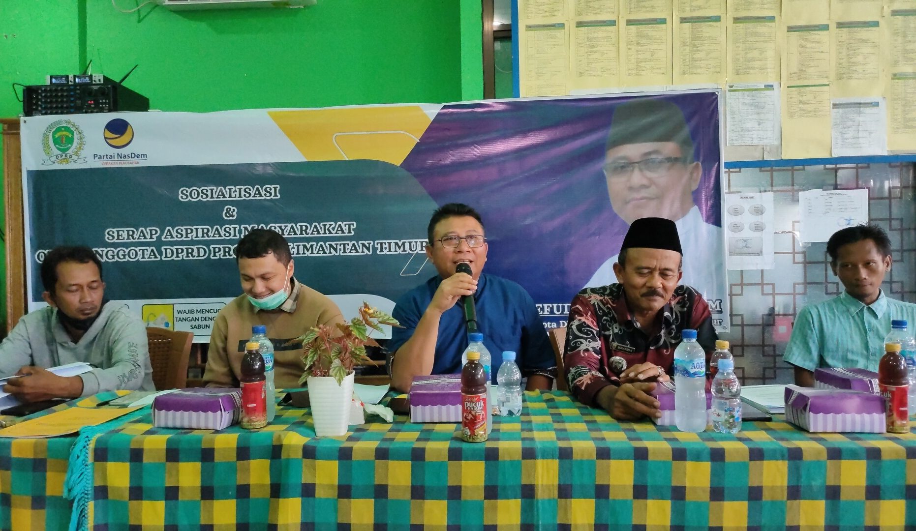 Anggota DPRD Kaltim Saefuddin Zuhri (di tengah) saat menggelar serap aspirasi di Lok Bahu, Sungai Kunjang, Kota Samarinda. [Imam for Mediaetam.com]