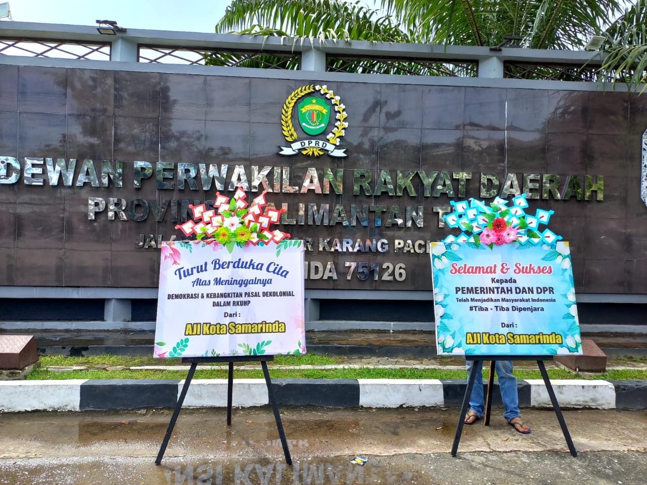 Tolak pengesahan RKUHP, AJI Samarinda kirim karangan bunga ke DPRD Kaltim. [Ist/AJI Samarinda]