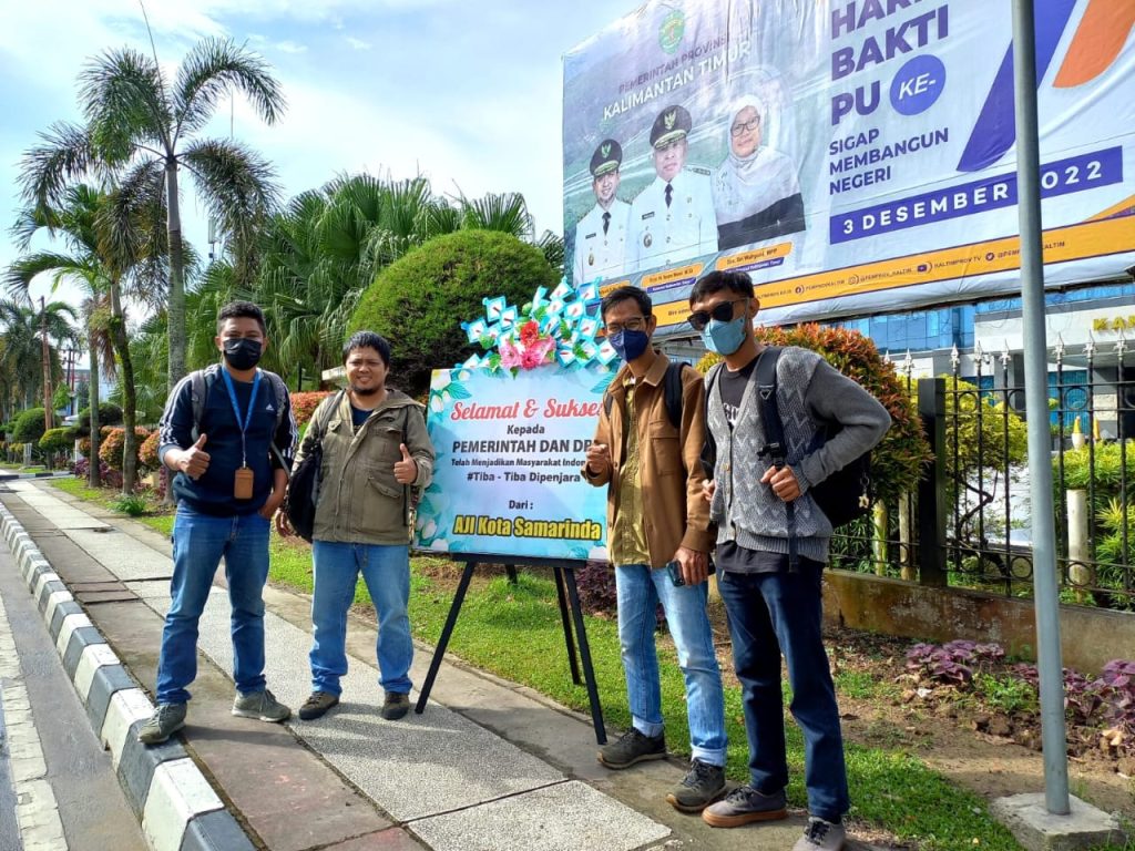 Tolak pengesahan RKUHP, AJI Samarinda kirim karangan bunga ke Pemprov Kaltim. [Ist/AJI Samarinda]