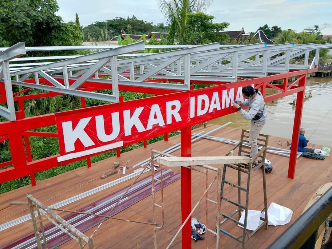 Proses Rehabilitasi Dermaga Desa Pela, Kabupaten Kutai Kartanegara. [lst]