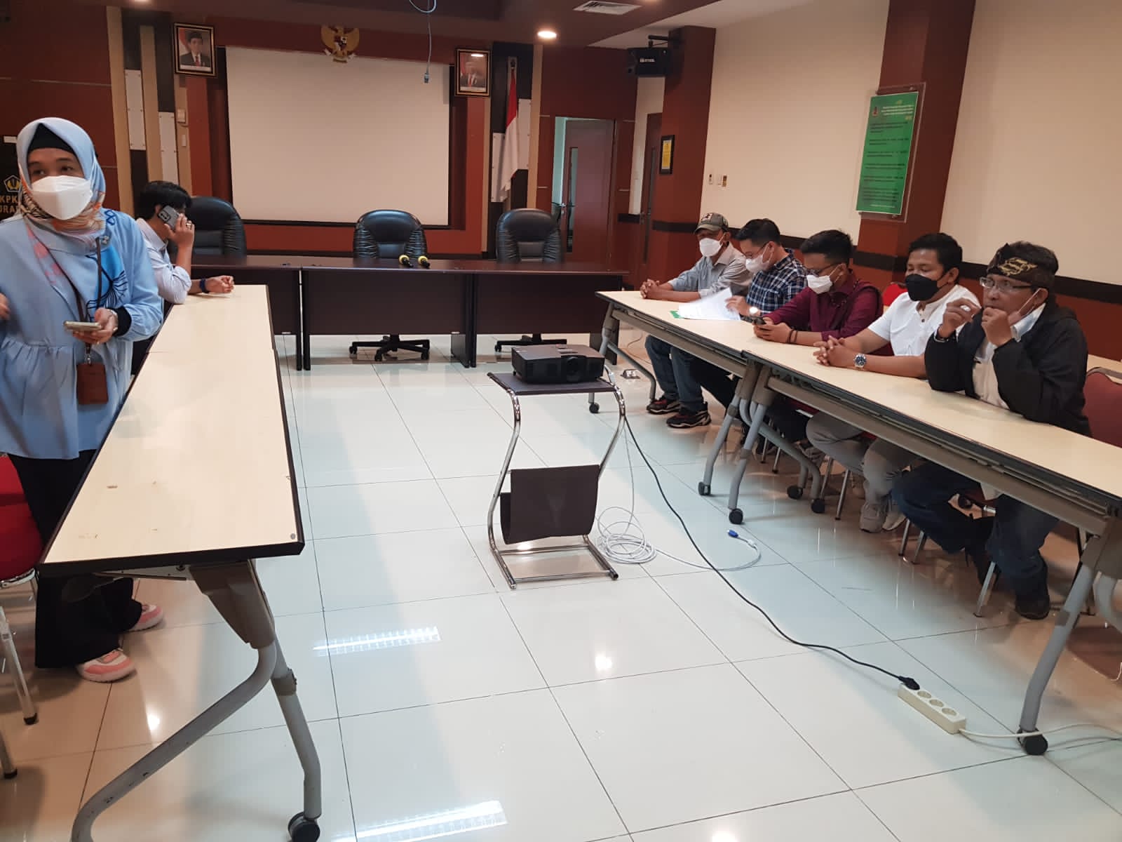 proses mediasi antara Perwakilan PT Graha Benua Etam (GBE) dan Perwakilan Bank Panin, yang difasilitasi Kepala KPKNL Surabaya Andi Pardede dan Perwakilan Polres Surabaya di Kantor KPKNL Jalan Indragiri Surabaya.