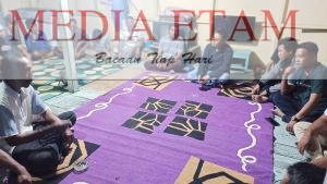 Anggota DPRD Kaltim Dapil Kukar Baharuddin Demmu, menghadiri undangan masyarakat, di Toko Lima, tepatnya di Gang Kepiting, RT 08, Desa Muara Badak ilir, Muara Badak, Kukar. [Maulana/Mediaetam.com]