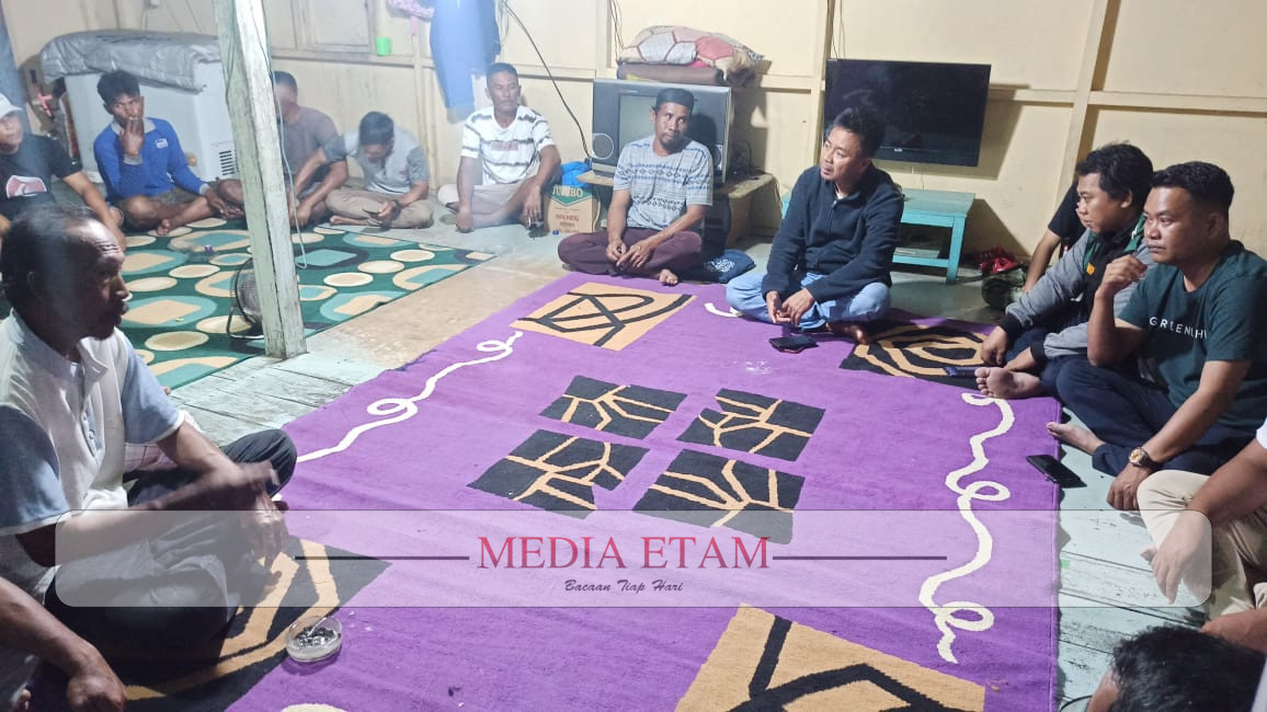 Anggota DPRD Kaltim Dapil Kukar Baharuddin Demmu, menghadiri undangan masyarakat, di Toko Lima, tepatnya di Gang Kepiting, RT 08, Desa Muara Badak ilir, Muara Badak, Kukar. [Maulana/Mediaetam.com]