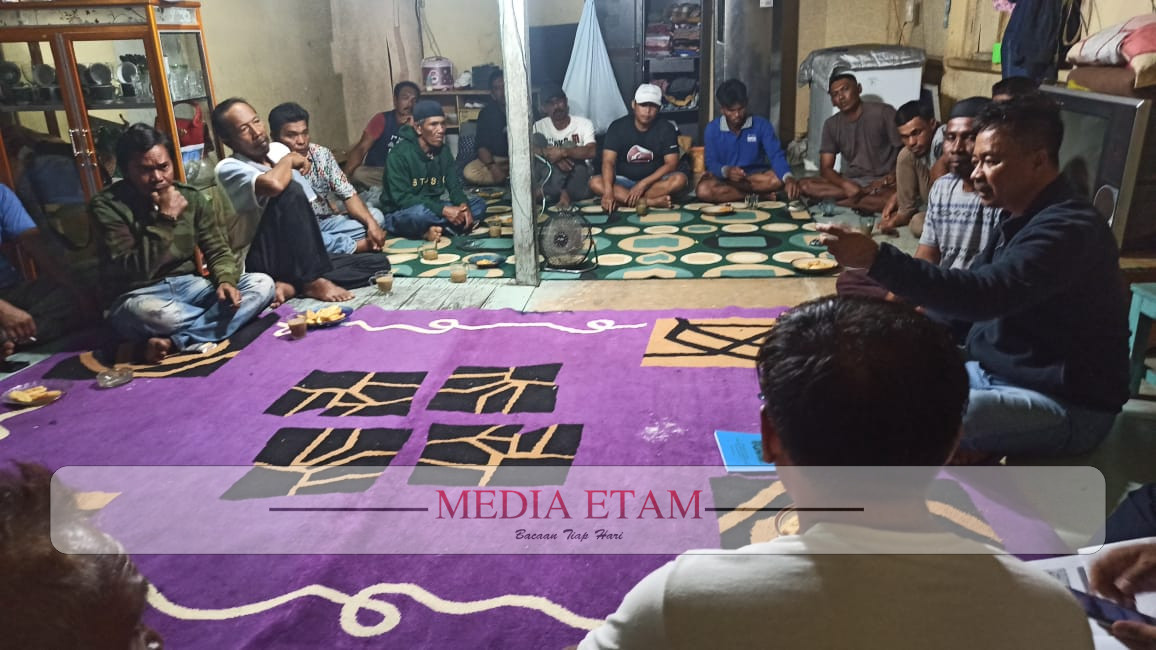 Anggota DPRD Kaltim Dapil Kukar Baharuddin Demmu, menghadiri undangan masyarakat, di Toko Lima, tepatnya di Gang Kepiting, RT 08, Desa Muara Badak ilir, Muara Badak, Kukar. [Maulana/Mediaetam.com]