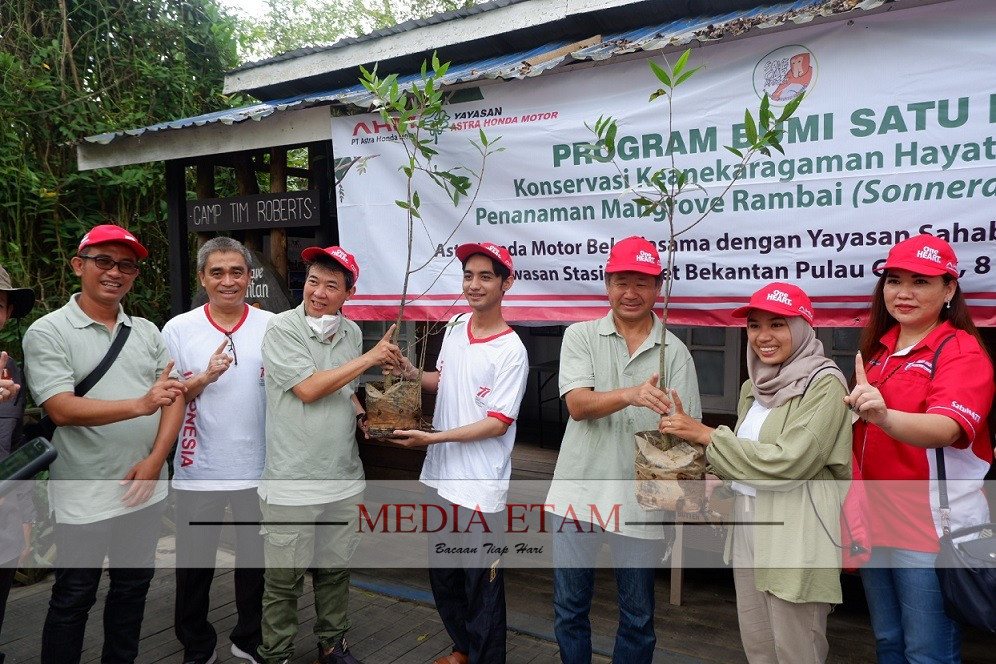 Yayasan Astra Honda Motor (Yayasan AHM) melakukan penanaman 1.000 pohon mangrove rambai di Kawasan Stasiun Riset Bekantan - Pulau Curiak, Kabupaten Barito Kuala, Kalimantan Selatan (8/12).