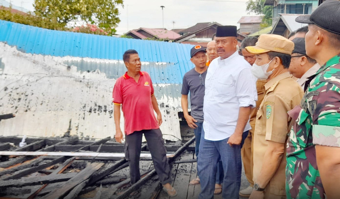 Bupati Edi Damansyah kunjungi korban kebakaran di Mangkurawang, Selasa, 20 Desember 2022. [Ist]