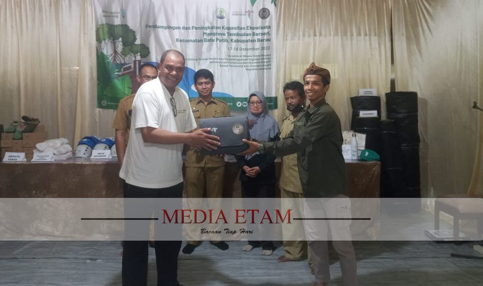 DIREKTUR Pengembangan SDAE Kreatif Kemenparekraf RI, Alexander Reyaan menyerahkan bantuan fasilitas pengembangan ekowisata kepada Pengurus Mangrove Tembudan Berseri di Wisata Tulung Ni Lenggo, Kecamatan Batu Putih pada Selasa (20/12). [Christian/Mediaetam.com]