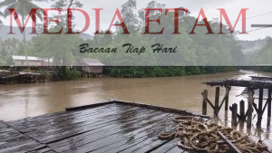 KONDISI jembatan penghubung di Teluk Sumbang yang terputus akibat banjir bandang, pada Sabtu (24/12/2022) dini hari. [Christian / Mediaetam.com]