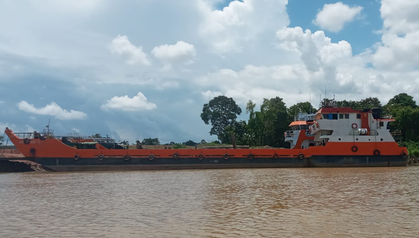 Landing Craft Tank (LCT) sebagai alternatif penyeberangan sementara saat perbaikan jembatan Sambaliung. [Mediaetam.com/Christian]