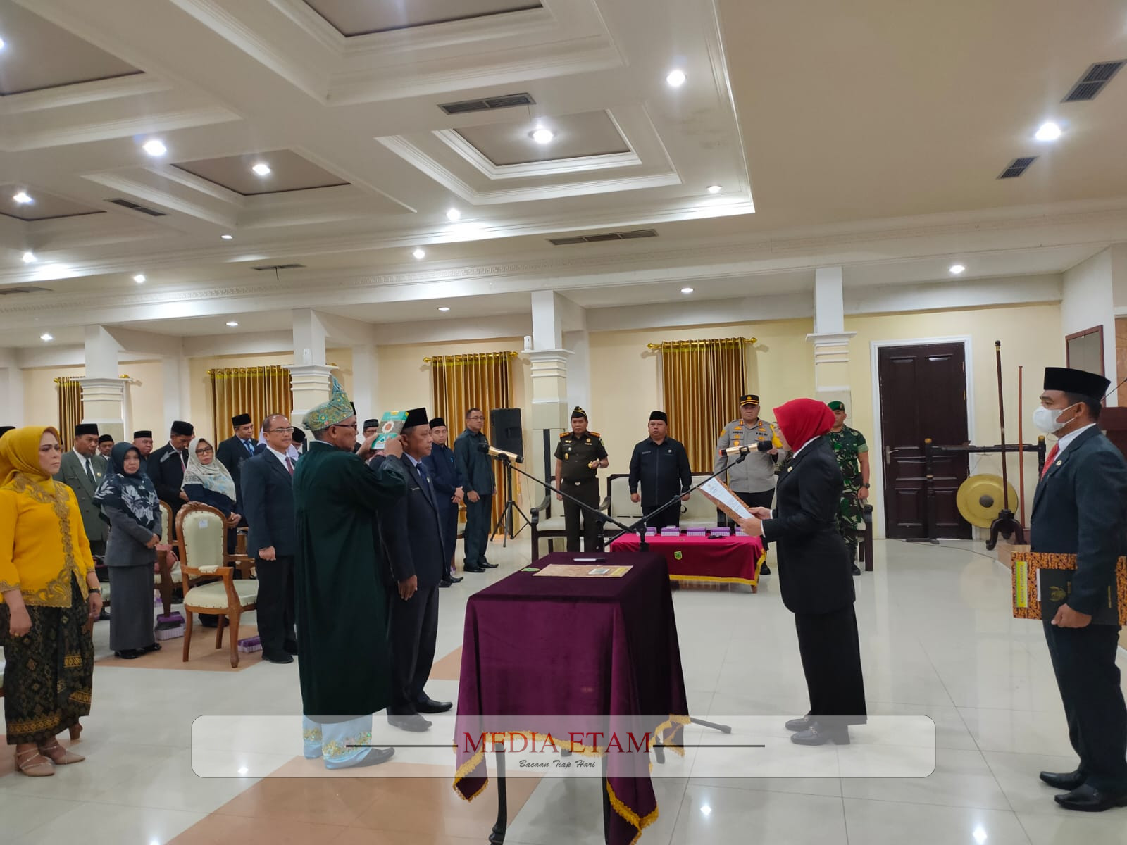 AGUS Wahyudi saat dilantik sebagai Pj. Sekda Berau oleh Bupati Sri Juniarsih, pada Selasa (3/1/2023). [Christian / Mediaetam.com]