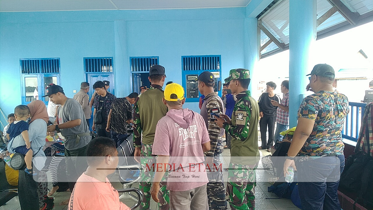 JAJARAN Aparat Gabungan Polsek Derawan dan TNI-AL saat melakukan evakuasi korban di Pelabuhan Sidayang, Tanjung Batu. [Christian / Mediaetam.com]