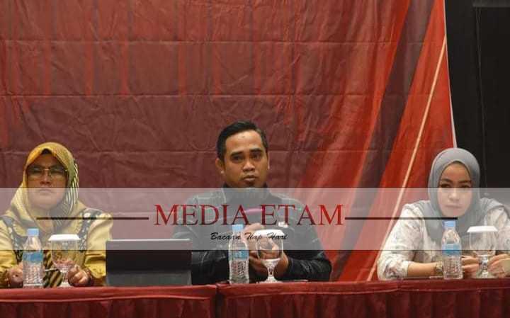 KETUA Komisi Pemilihan Umum (KPU) Berau, Budi Haryanto bersama anggota KPU Berau [ IST / Mediaetam.com]