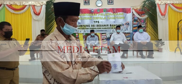 SEORANG Warga di Kampung Sei Bebanir Bangun, Sambaliung, tengah mengikuti Pemilihan Kepala Kampung (Pilkakam) Serentak pada 2021 lalu. [Christian / Mediaetam.com]