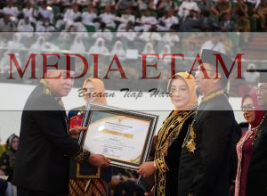Gubernur Kalimantan Timur Isran Noor, saat memberikan Panji Penghargaan kepada Bupati Berau Sri Juniarsih. [Christian / Mediaetam.com]