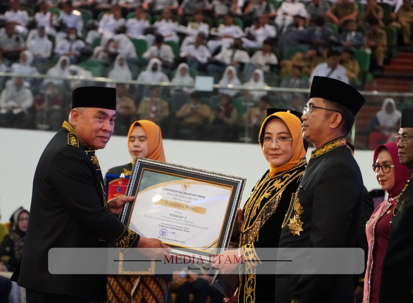 Gubernur Kalimantan Timur Isran Noor, saat memberikan Panji Penghargaan kepada Bupati Berau Sri Juniarsih. [Christian / Mediaetam.com]