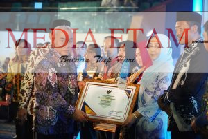 Gubernur Kaltim Isran Noor, bersama Bupati Berau Sri Juniarsih, saat malam penganugerahan piagam keberhasilan dalam rangka HUT ke-66 Kaltim, Senin (9/1/2023). [ Dok. Humas Pemkab / Mediaetam.com]