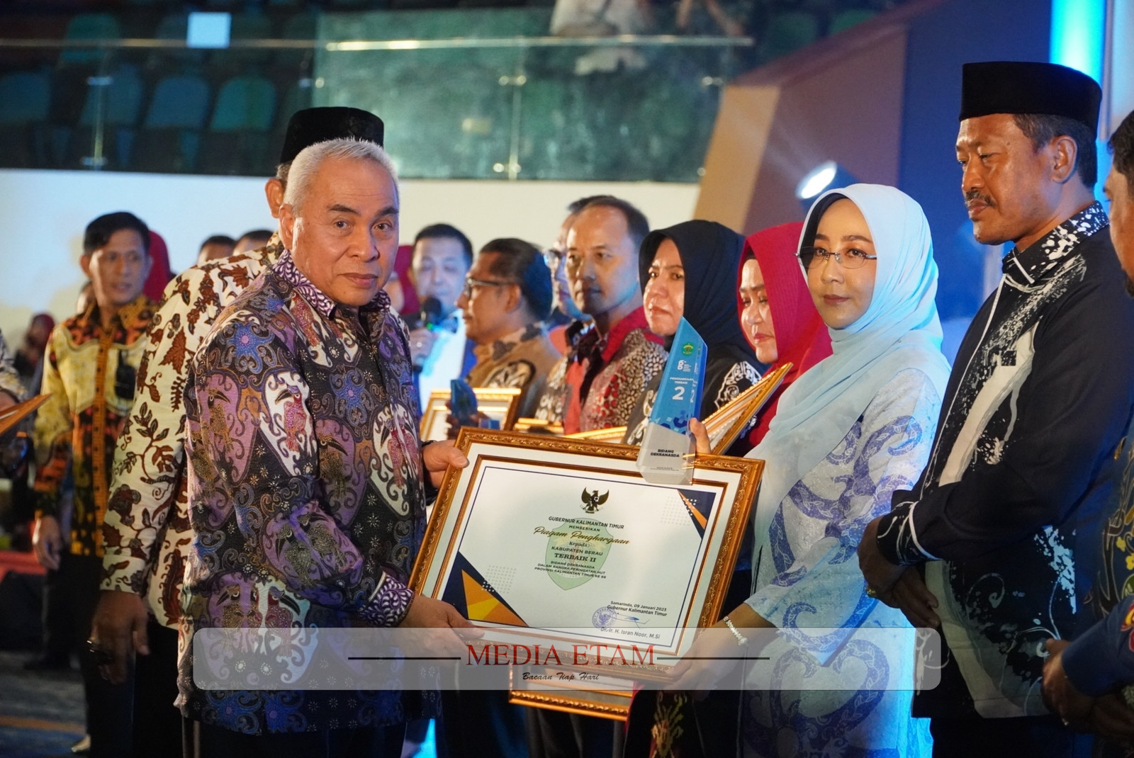 Gubernur Kaltim Isran Noor, bersama Bupati Berau Sri Juniarsih, saat malam penganugerahan piagam keberhasilan dalam rangka HUT ke-66 Kaltim, Senin (9/1/2023). [ Dok. Humas Pemkab / Mediaetam.com]