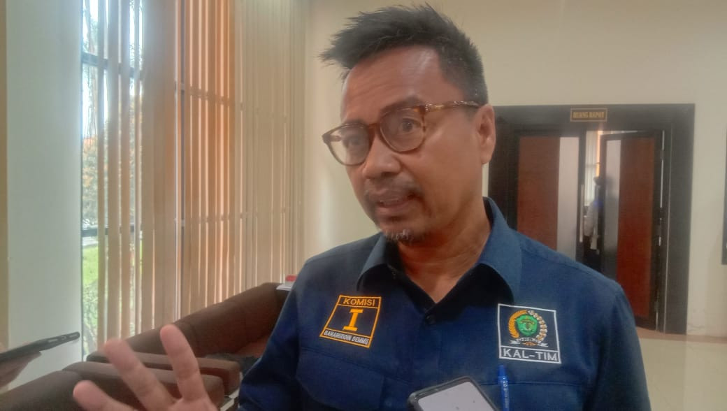 Ketua komisi I DPRD Kalimantan Timur, Baharuddin Demmu saat diwawancarai awak media. [Foto: Iswanto/Mediaetam.com]