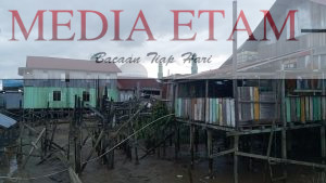 Kondisi rumah di bantaran Sungai Kelay, tepatnya Jalan Yos Sudarso, Kecamatan Tanjung Redeb, saat air sungai surut. [ Ist / Mediaetam.com ]
