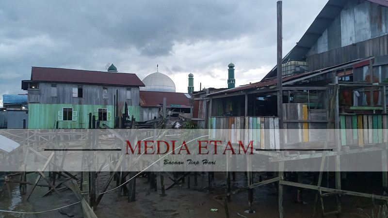 Kondisi rumah di bantaran Sungai Kelay, tepatnya Jalan Yos Sudarso, Kecamatan Tanjung Redeb, saat air sungai surut. [ Ist / Mediaetam.com ]