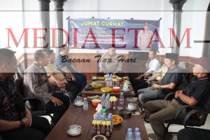 Jajaran Polres Berau bersama DPD Ikapakarti Berau saat kegiatan Jumat Curhat, pada Jumat (13/1/2023). [Humas Polres Berau / Mediaetam.com]
