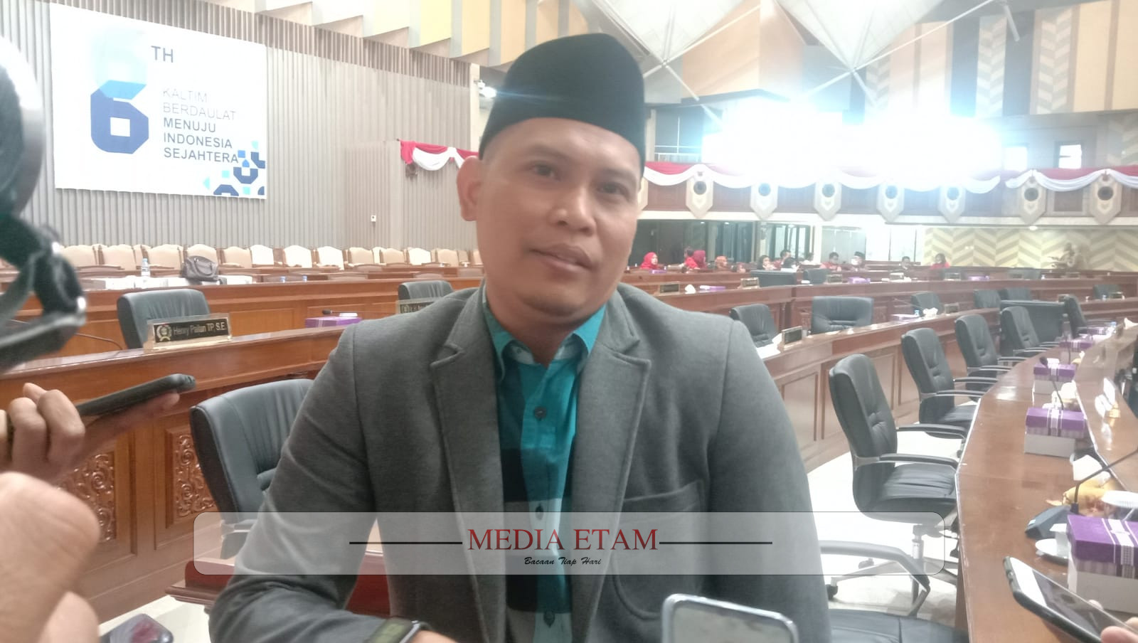 Anggota Komisi IV DPRD Kalimantan Timur Salehuddin, saat dimintai keterangan oleh awak media. [Iswanto/mediaetam.com]