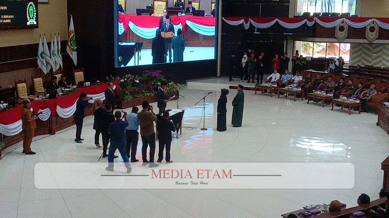 Prosesi pelantikan Komariah sebagai anggota DPRD Kaltim (Foto: Iswanto/Mediaetam.com).