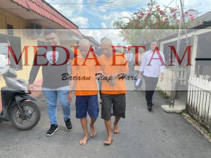 Jajaran Polres Berau tengah menggiring pelaku curanmor ke dalam ruang tahanan di Mako Polres Berau, Tanjung Redeb, pada Senin (16/1/2023). [ Humas Polres Berau / Mediaetam.com]