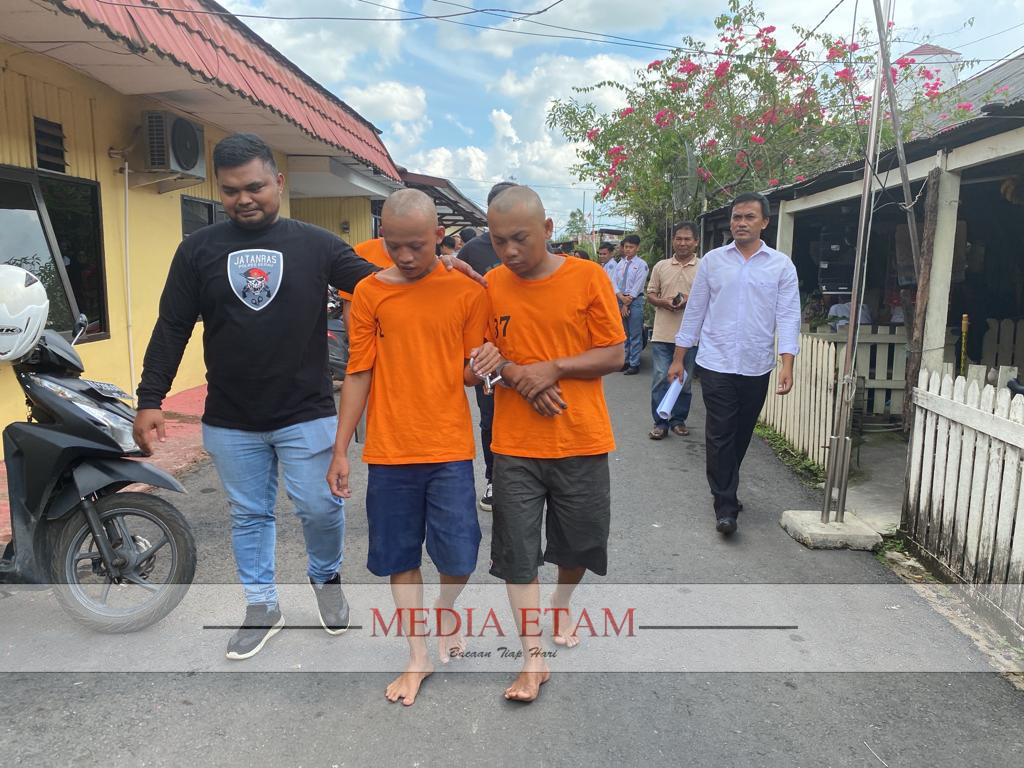 Jajaran Polres Berau tengah menggiring pelaku curanmor ke dalam ruang tahanan di Mako Polres Berau, Tanjung Redeb, pada Senin (16/1/2023). [ Humas Polres Berau / Mediaetam.com]