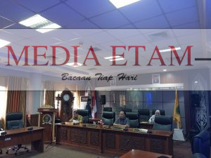 Madri Pani (tengah) saat memimpin RDP yang tidak dihadiri Dewas dan KPM, Senin (16/01/2023) [ Elton / Mediaetam.com
