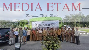 Bupati Berau, Sri Juniarsih (tengah), saat menggelar pelepasan 15 ton biji kakao ke Amerika Serikat (AS) di Halaman Kantor Bupati, Tanjung Redeb, pada Senin (16/1/2023). [ Christian / Mediaetam.com]