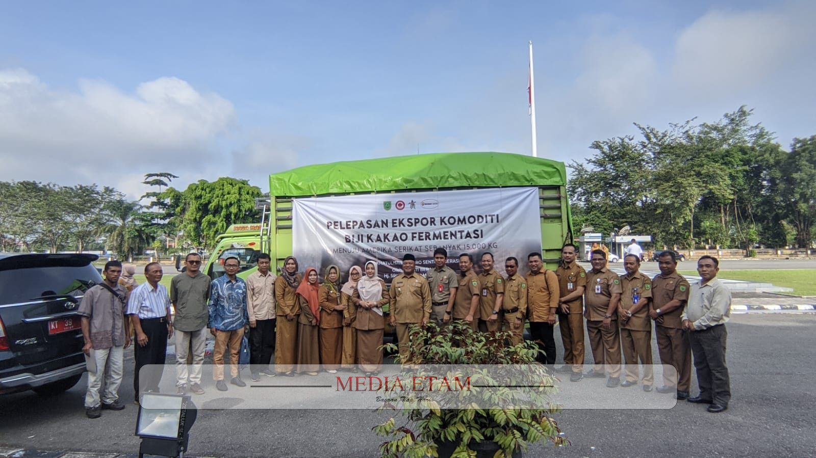 Bupati Berau, Sri Juniarsih (tengah), saat menggelar pelepasan 15 ton biji kakao ke Amerika Serikat (AS) di Halaman Kantor Bupati, Tanjung Redeb, pada Senin (16/1/2023). [ Christian / Mediaetam.com]