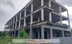 Gedung Kantor Dinas Kebudayaan dan Pariwisata (Disbudpar) Berau mangkrak sejak 2016, Pemda Kabupaten Berau berencana melanjutkan tahap pembangunan pada tahun 2023. [Elton / Mediaetam.com]