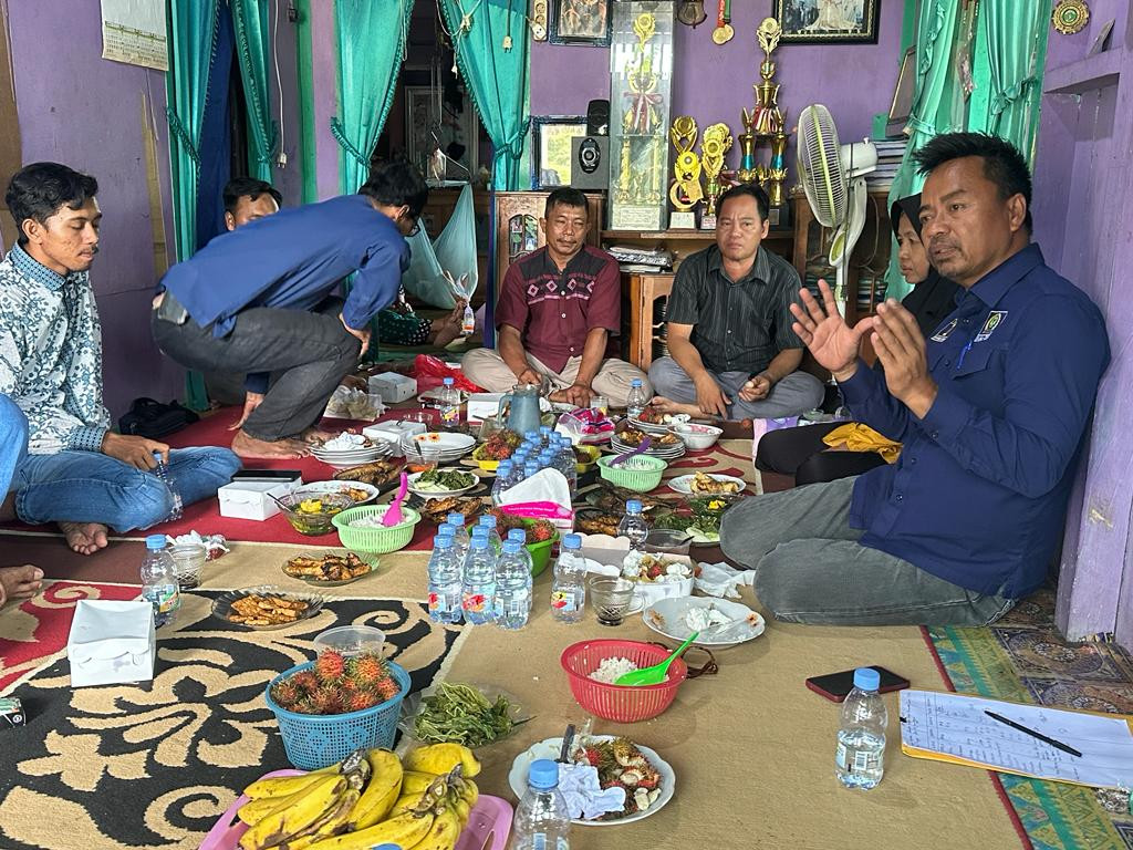 Anggota DPRD Kaltim dapil Kukar saat bertemu warga di Desa Margahayu, Kecamatan Loa Kulu, Kabupaten Kutai Kartanegara. [Ist]