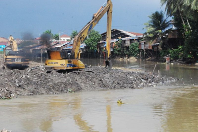 Pengerjaan normalisasi kawasan Sungai Karang Mumus untuk mengurangi masalah banjir di Samarinda (Foto: Istimewa).
