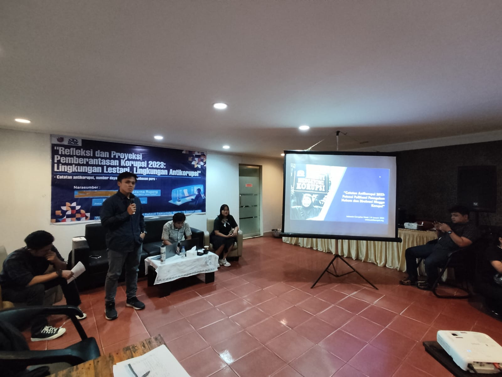 AJI Samarinda gelar diskusi bareng ICW, di Samarinda, Kamis, 19 Januari 2023. [Dok. AJI Samarinda]
