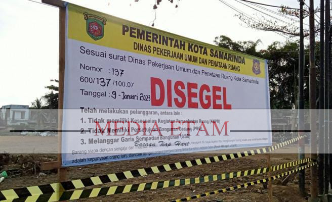 Spanduk penyegelan yang dipasang oleh Pemkot Samarinda (Foto: Iswanto mediaetam.com)